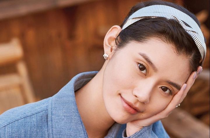 通过镜子接合处观察自我